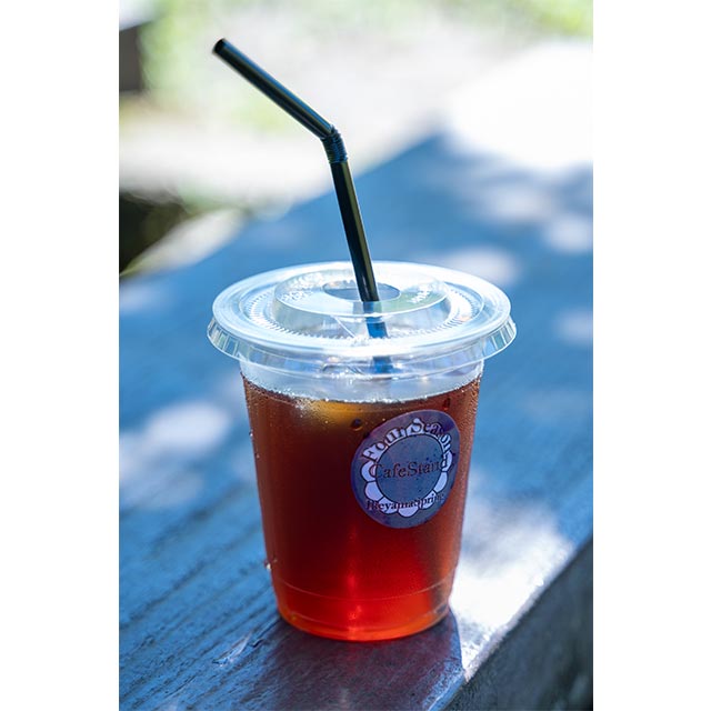 「カフェスタンド フォーシーズン」の「池山名水珈琲(アイス)」550円。池山水源の軟水で入れるコーヒーは口当たりが優しく、すっきりとした味わい