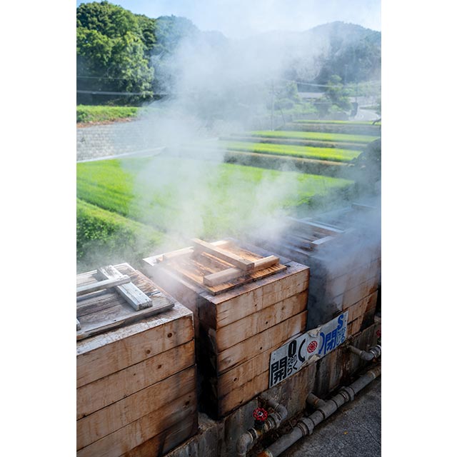 温泉利用客は蒸気を利用した蒸し器を無料で使えます。食材の持ち込みは自由