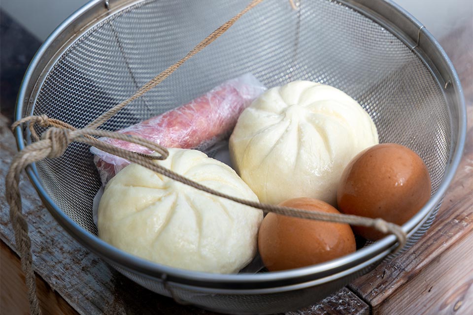 蒸す食材は販売しており、豚まん(1個350円)、卵(1個80円)、台湾ソーセージ(1本400円)などが人気