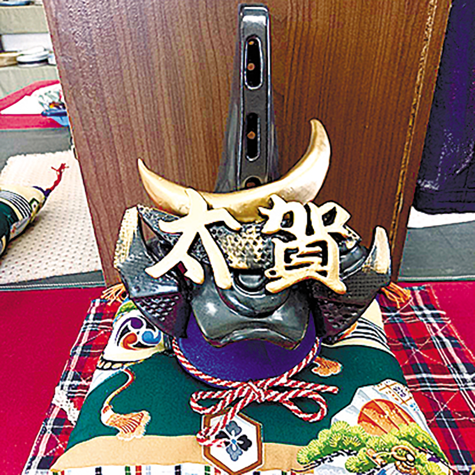 端午の節句には、名前入り兜（かぶと）のオーダーも（6600円～、要予約）
