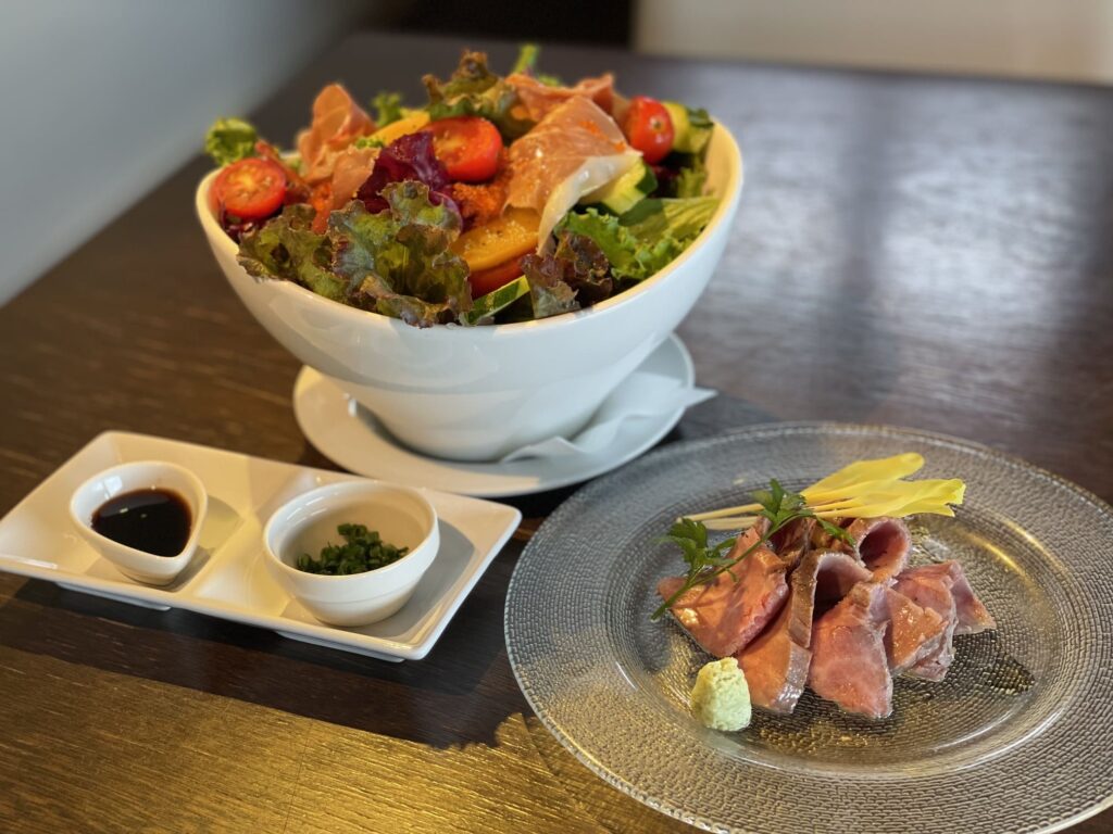 たのうえの洋食のサラダとローストビーフ