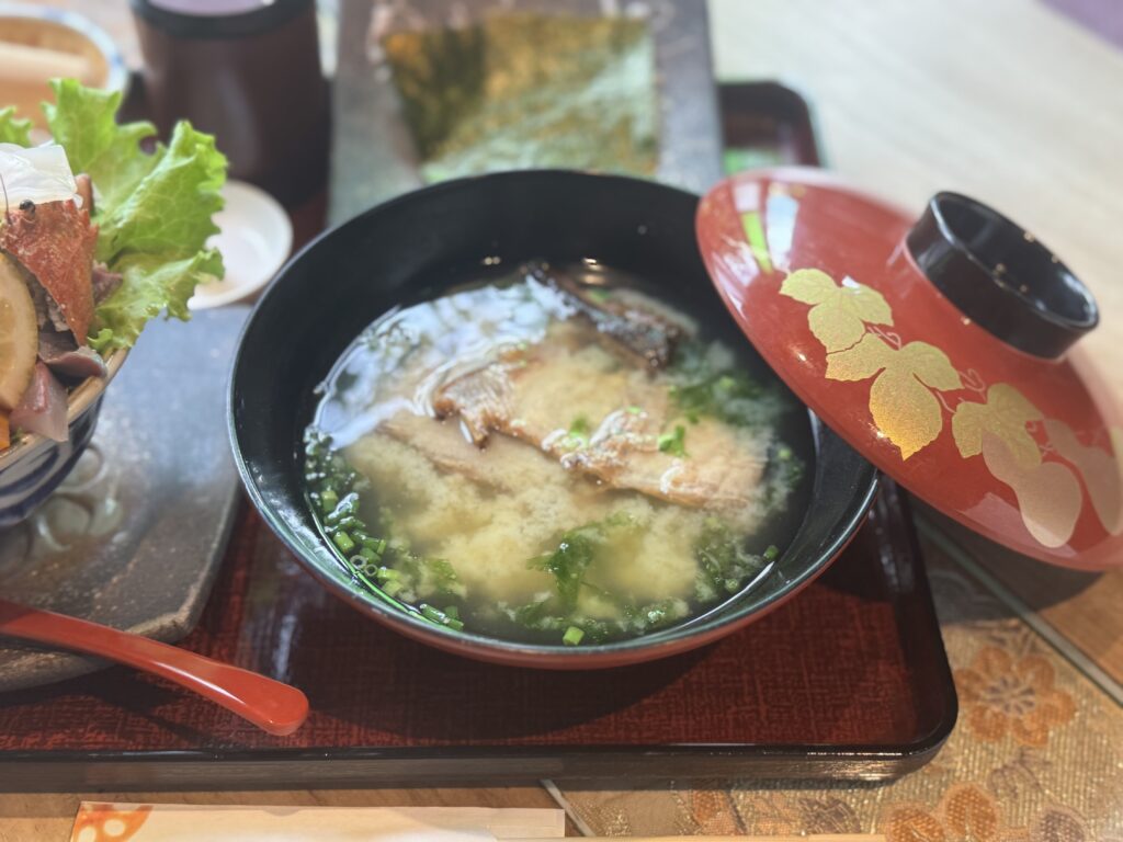 れんこん食堂の「天草天然海鮮丼」についてるあら汁