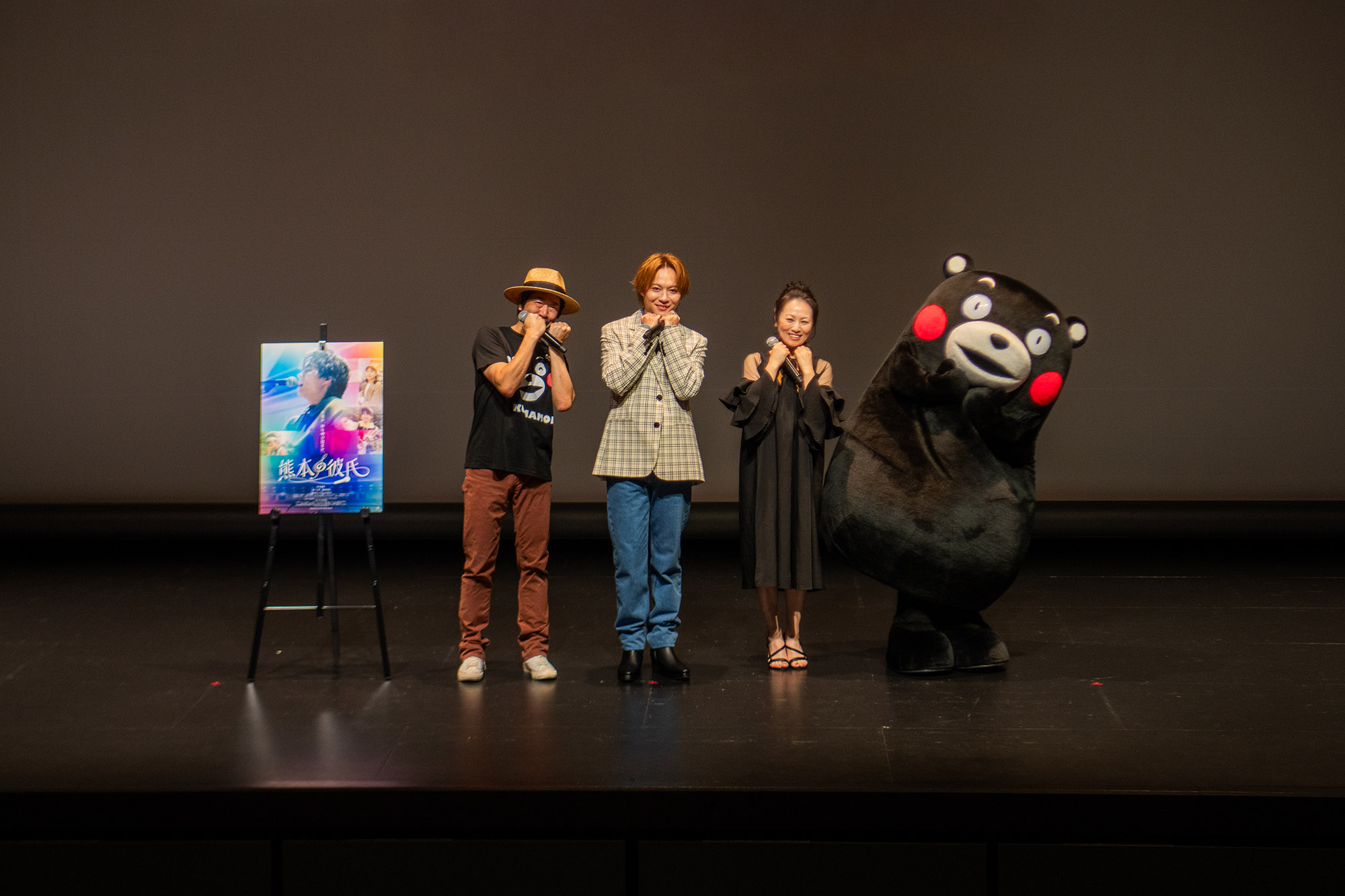 映画「熊本の彼氏」の完成披露上映イベントの舞台あいさつの様子