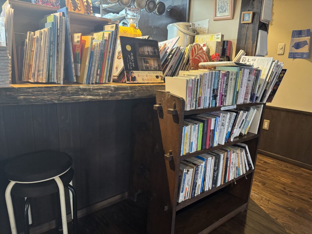 長崎次郎喫茶室の書架