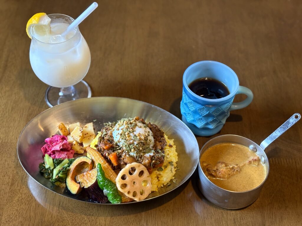 間借りカレーチッサーラの温玉つきあいがけカレー