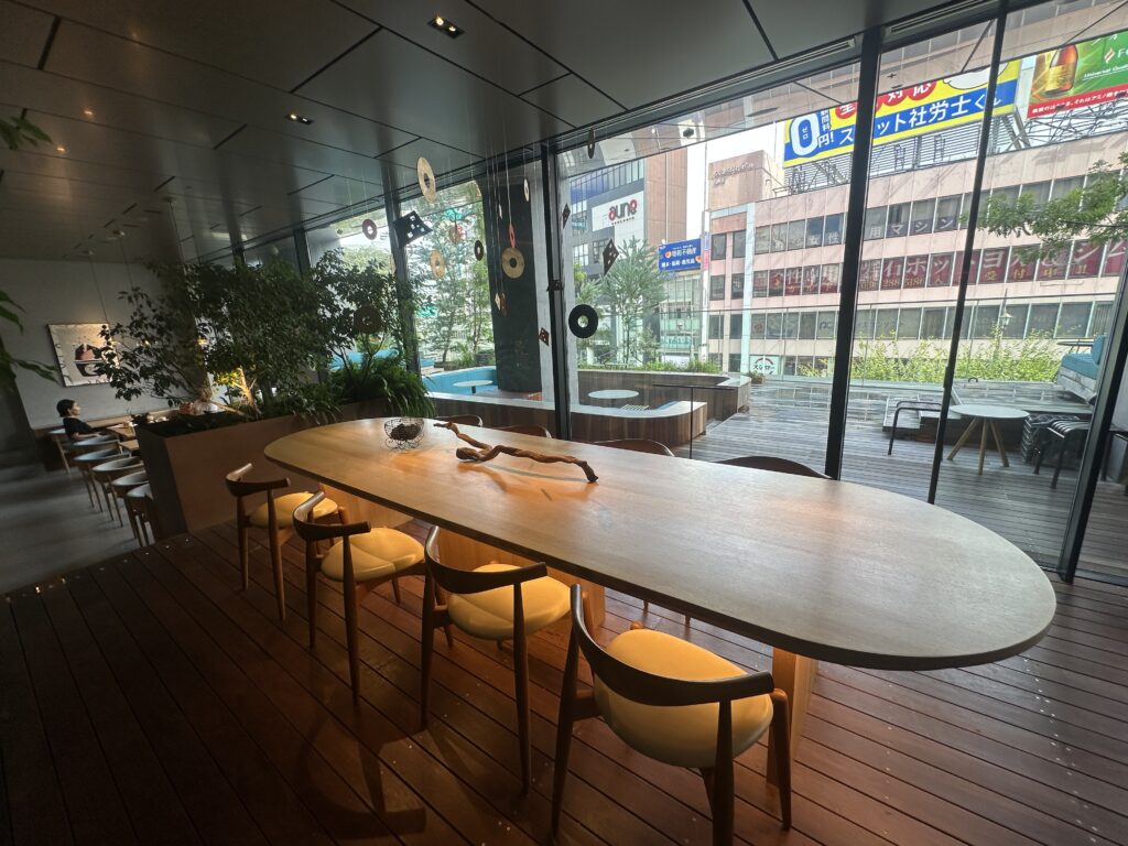 OMO5カフェ&バルの内観