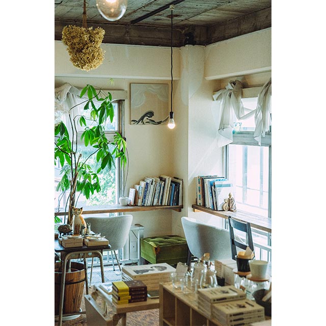 店内には喫茶スペースも。購入済みの本や持ち込みの本を読む常連客も多いそう