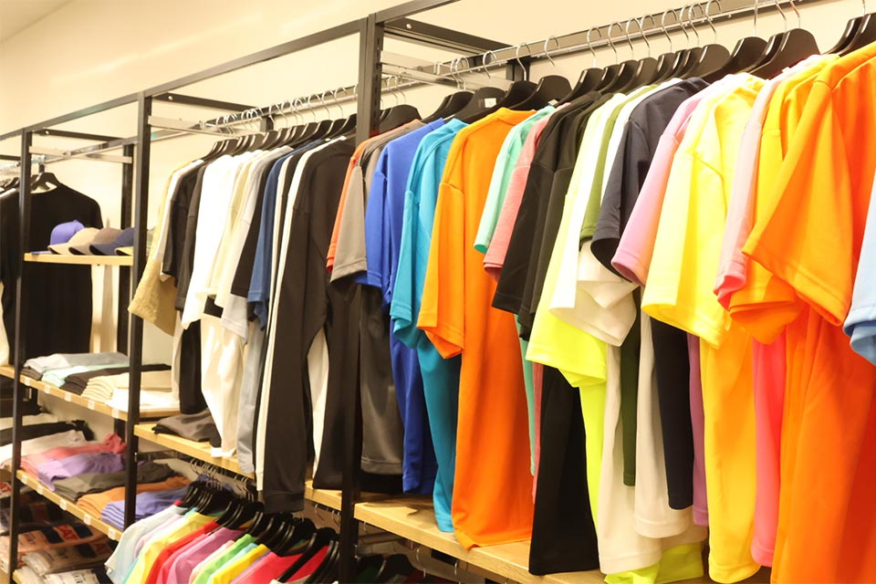 プリントのデザイン込みで1枚2000～3500円程度。最近は、くすんだマット系のカラーのTシャツも人気だそう