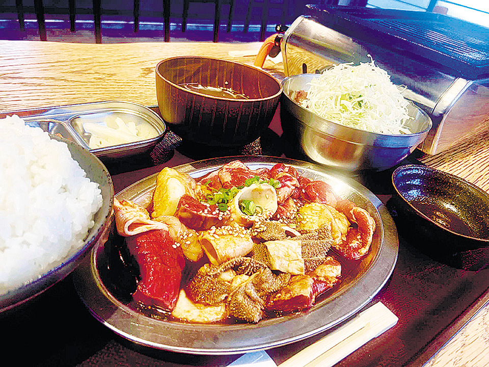 ランチの一番人気は7種のホルモンを日替わりで楽しめる「内臓ミックス定食」1078円。肉の新鮮さと丁寧な下処理がおいしさの秘密です