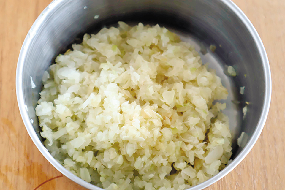 タマネギはみじん切りにしてサラダ油を熱したフライパンでしんなりするまで炒め、冷ましておく。小ネギは小口切りにする。
