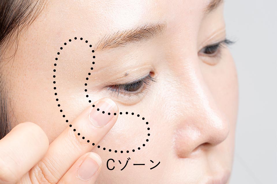 パール入りのハイライトをCゾーン(こめかみから頰骨)にのせてくすみを飛ばし、立体感をアップ。チークは下地のあと、頰骨の高い位置にポンポンとのせて。