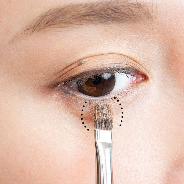 自然な涙袋メークは目元に光が集まり、くすみを飛ばします。粒子が細かいパール入りの明るいベージュシャドーを、黒目下の範囲にブラシでふんわりのせて。
