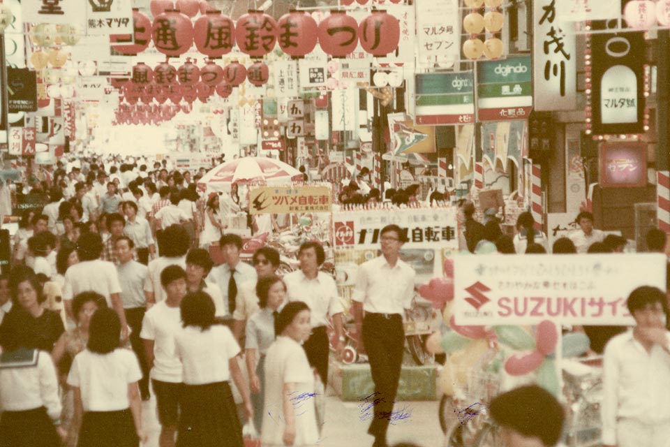 上通商店街で開かれた「上通風鈴まつり」＝1971年7月／上通商栄会提供