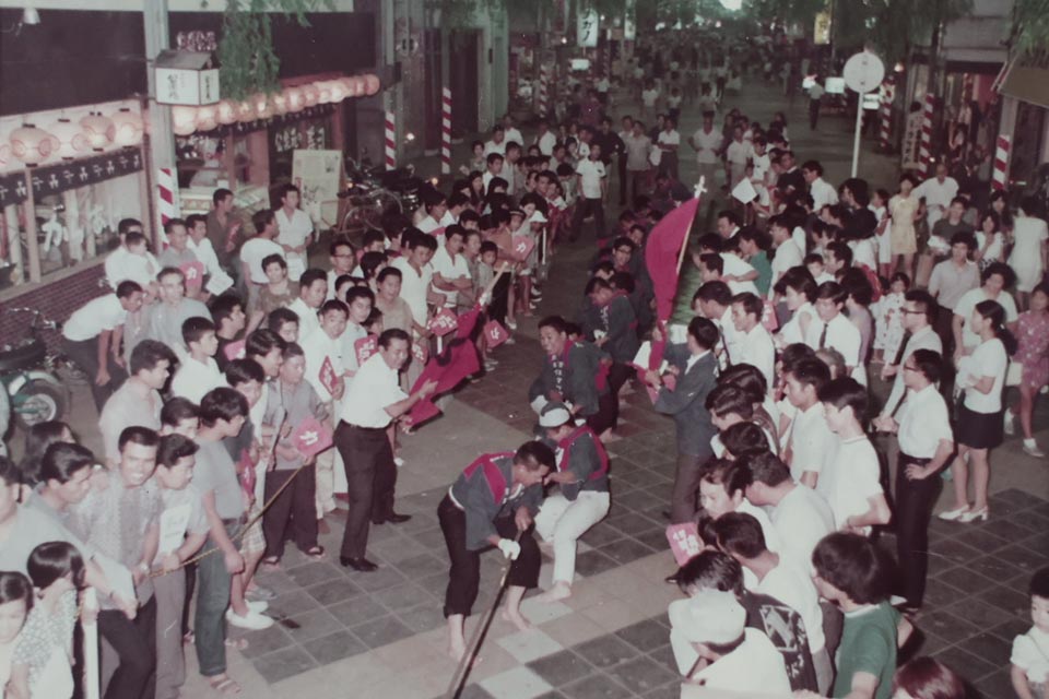 上通商店街で大綱引き「肥後力大会」＝1971年8月／上通商栄会提供