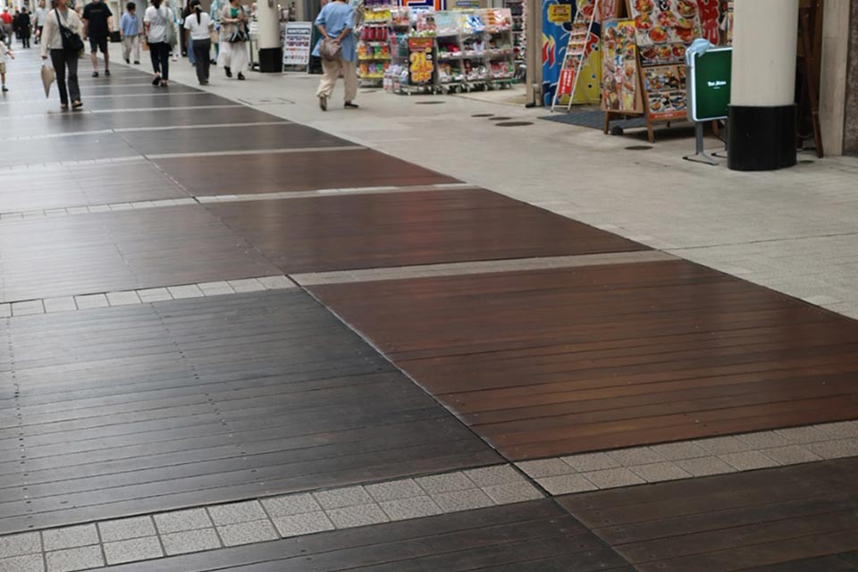 上通アーケード内の歩道には、木の板を敷き詰めた部分があります。これは南米産の「イペ」という木材で、現在の3代目アーケードになった際に設置されました。