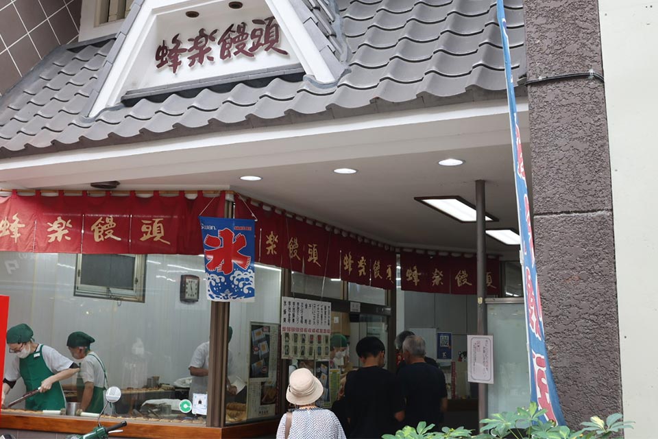 店の前には平日でも行列のできる人気ぶり。ベテラン勢による饅頭包みとレジ打ちが醸し出す昭和レトロな雰囲気も魅力