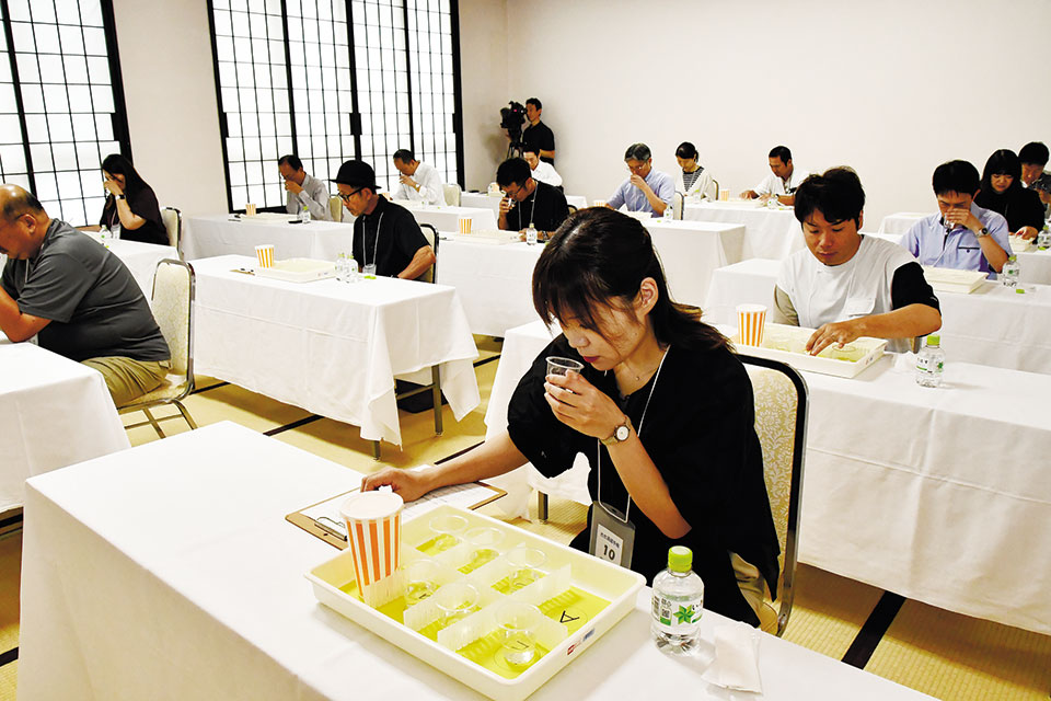 集中してきき酒をする参加者たち