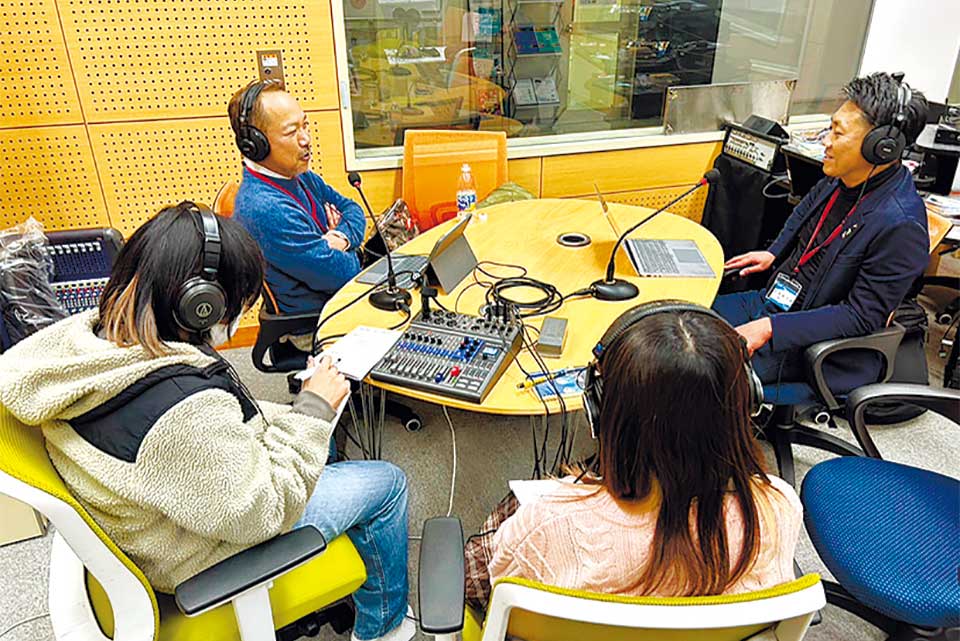 「住教育ラジオ」の収録風景。崇城大学内にあるSCB放送局での収録を学生たちが担当