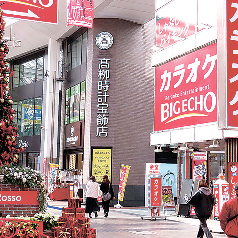 1階に宝飾店が入るビルの5階です