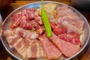 牛ハラミや和牛カルビ、小腸などの「ご褒美焼肉定食」2079円もおすすめ。ご飯（お代わり1杯無料）、サラダ、スープ、漬物付き