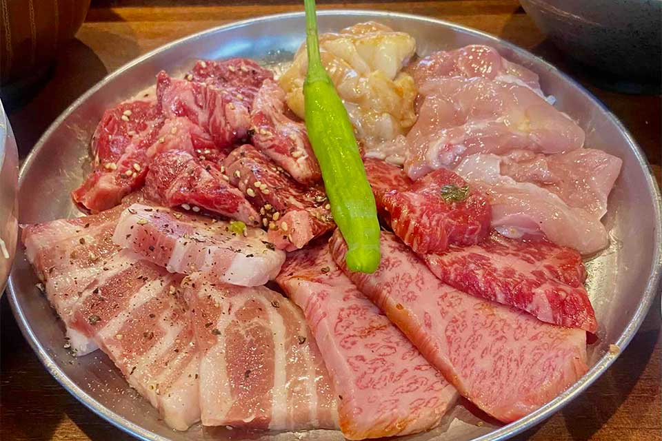 牛ハラミや和牛カルビ、小腸などの「ご褒美焼肉定食」2079円もおすすめ。ご飯（お代わり1杯無料）、サラダ、スープ、漬物付き