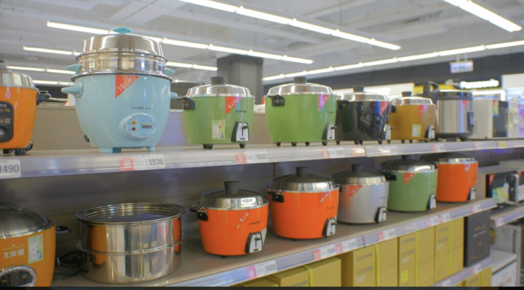 スーパーに並ぶ電鍋