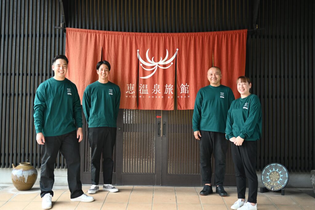 左から、弟・滝大さん、大海さん、スタッフの皆さん