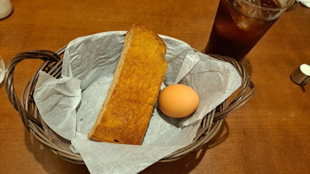 名古屋のモーニング。トーストとゆで卵、アイスコーヒーが写っている