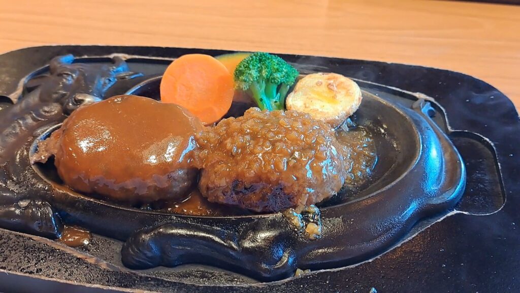 鉄板で焼かれるハンバーグ