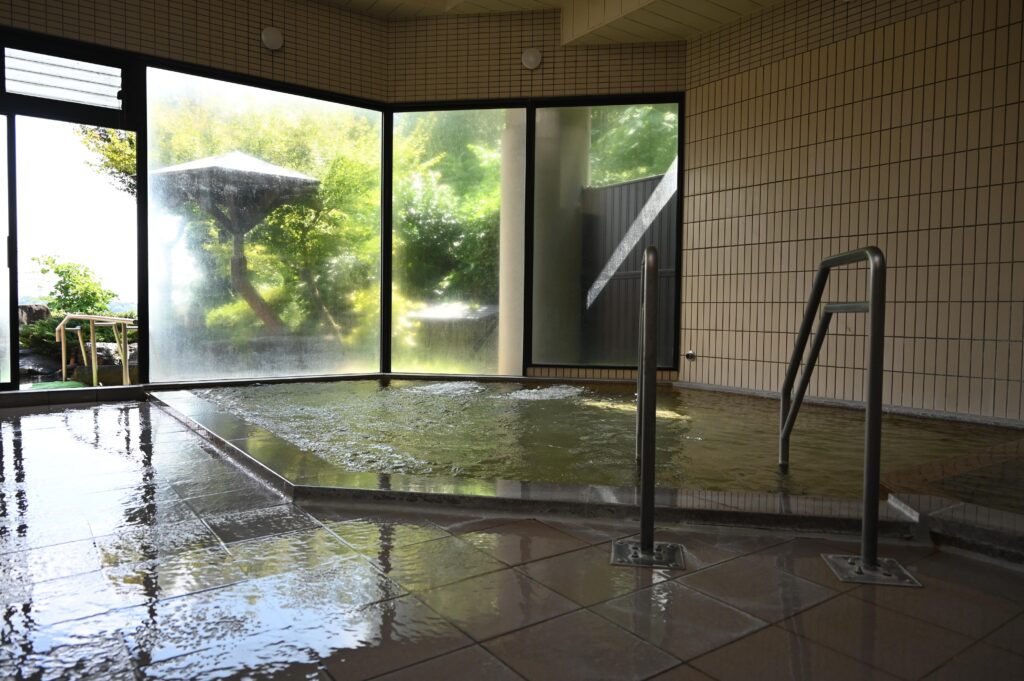 温度の違う湯船とジェットバスを備えた内湯