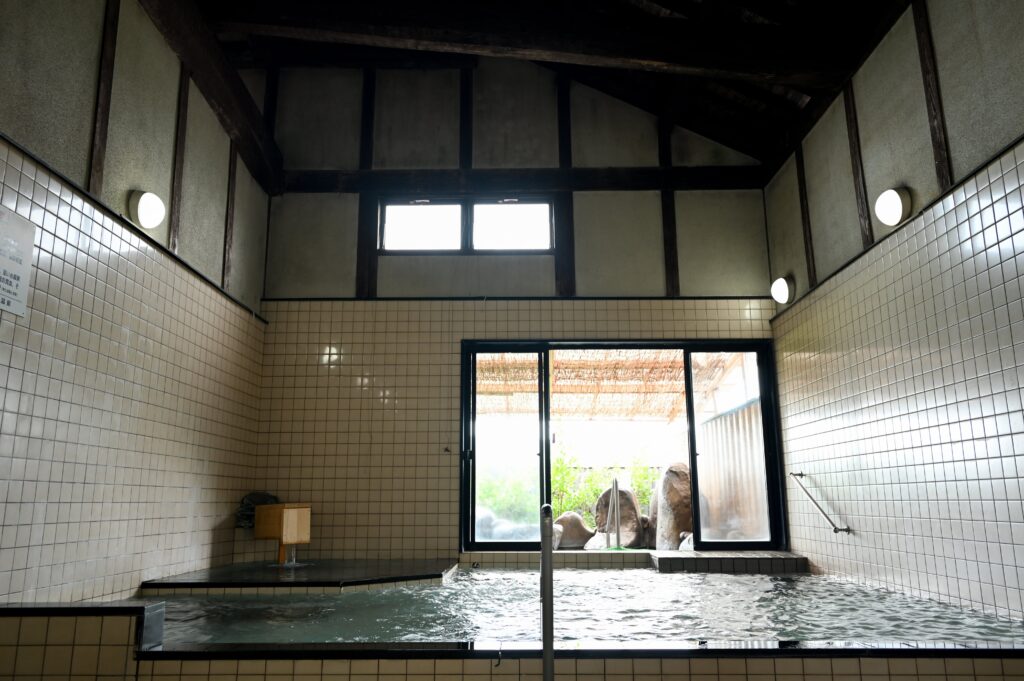 内湯の高い天井と立派な梁も圧巻