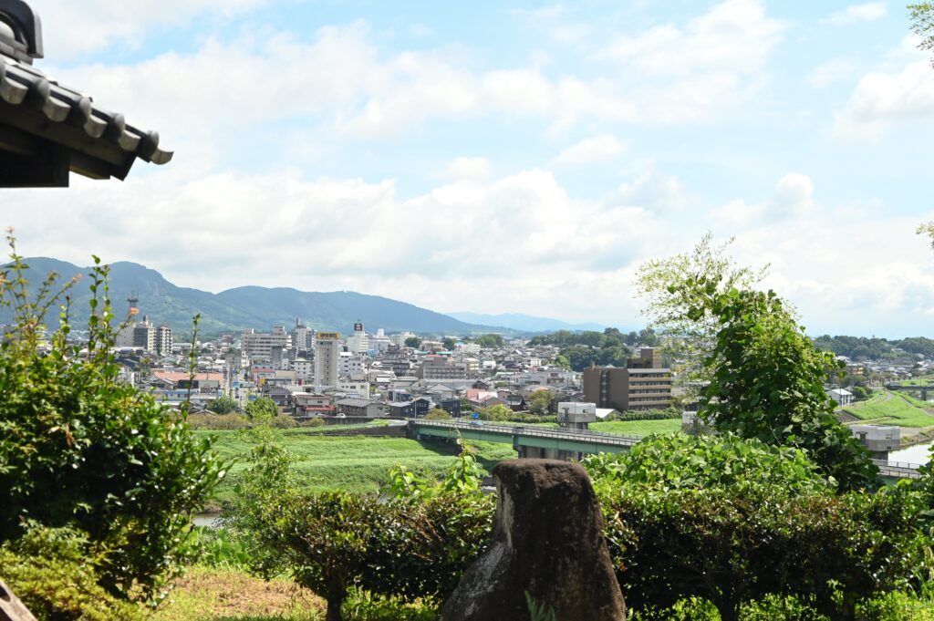 目の前に広がるのは、菊池川とその向こうにある山鹿の街並み。