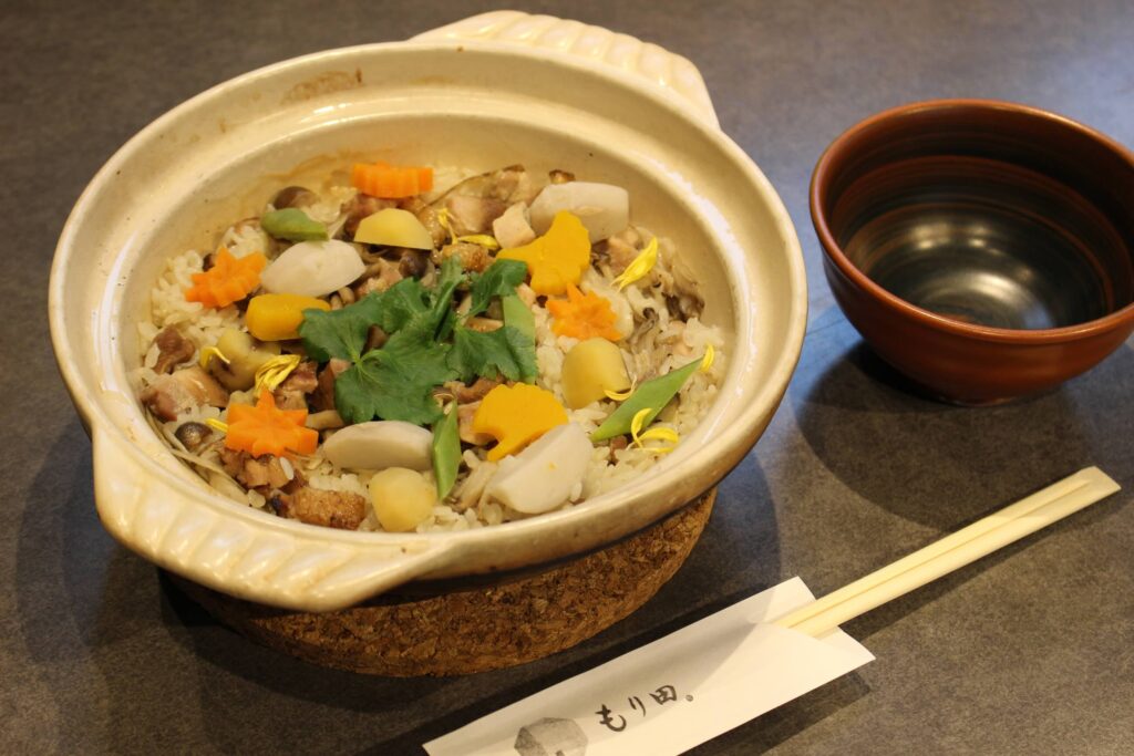 「赤鳥と秋野菜の土鍋ごはん」