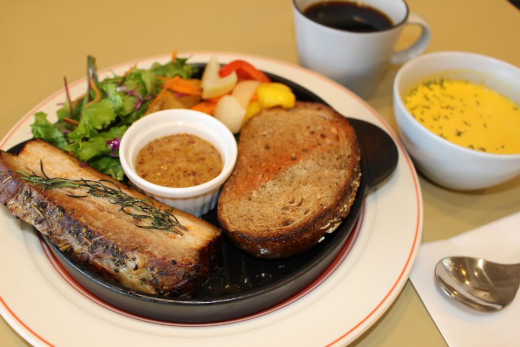 「自家製厚切りハーブベーコン」