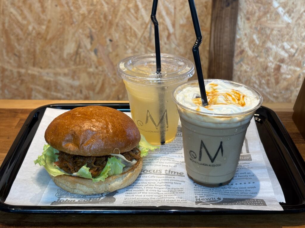 ドットエムの食べたメニューのプルドポーク、キャラメルマキアート。クラフトハニーレモン