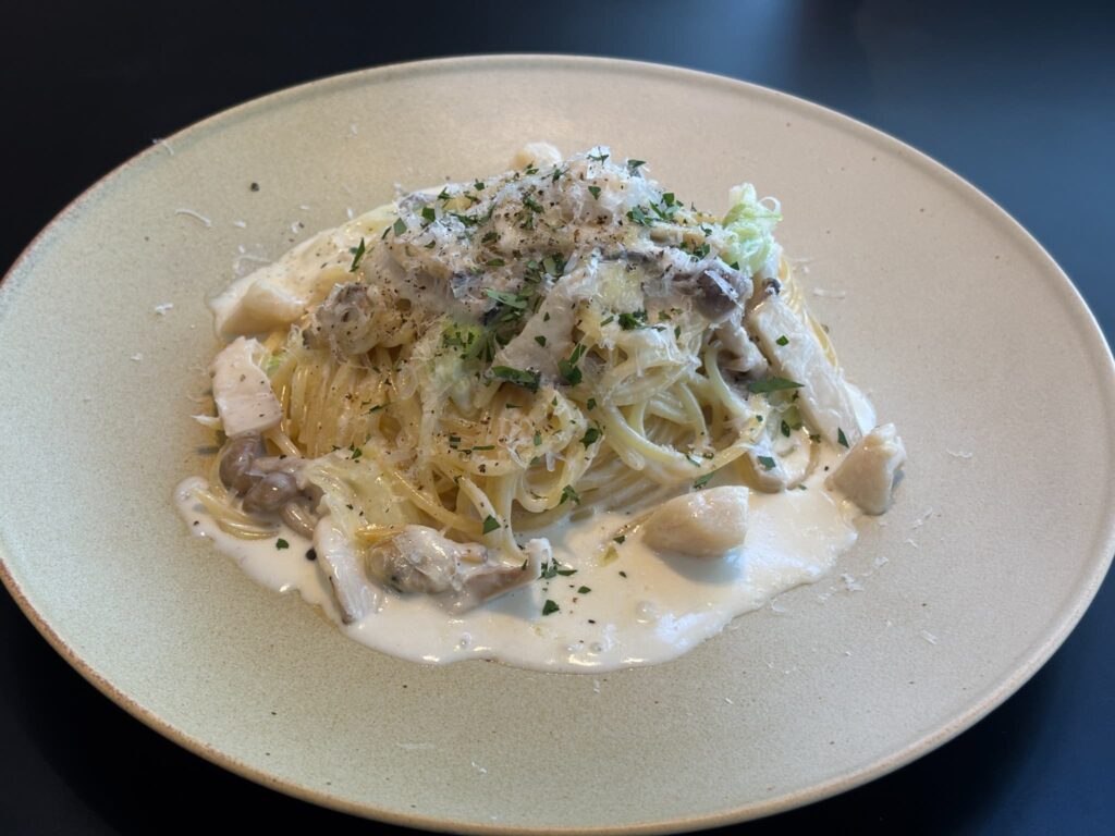 トラットリアコチネラのホタテとキノコのクリームパスタ