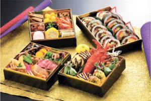 イセエビのほか、カニの甲羅焼きやローストビーフなどのごちそうが詰まった5〜6人前の三段重3万8800円。特大福巻寿司のサービス付き。さらに、店頭引き取りの方には特製ドレッシングを1本プレゼント