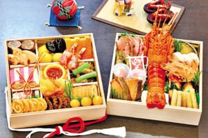 「二段重」税込み2万8000円（24cm×24cm）限定60食。「謹製寿司重」8000円、「マロンタルト」3000円もあります。いずれも限定60食、お早めに。仕入れにより内容が変わる場合があります