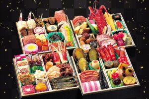4～6人前の「やまおくおせち料理」は通常価格3万3000円。～11/30の予約で2万8000円、12/1～12/15の予約で3万円とお得に。全60種類以上の料理が美しく詰められ、見た目も豪華（21cm×21cmの4段重）。仕入れにより、内容が多少異なることがあります