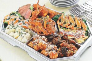 ワタリガニのペンネやカモ肉のスモークローストなど華やかな料理がずらり。大みそかのごちそうにしたり、年始客をもてなしたり、和風から少し気分を変えてイタリアンを楽しむのもいいですね