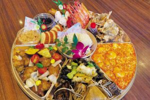 年末年始の鉢盛りは、脱皮蟹の姿揚げ（5杯）、海老のチリソースなどが入った1種類のみ（仕入れにより内容変更の場合あり）。別途、鶏もも肉の甘酢ソースかけ1000円、脱皮蟹1杯700円なども予約受け付け中