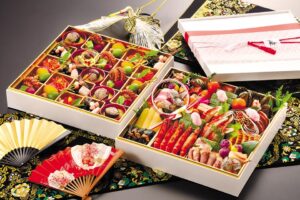 新春にふさわしい、手をかけた料理全37品が詰まった5人用おせち「錦（にしき）」3万6720円。2段目はカップごと抜き取れて、取り分けの手間がいらない個別盛り付けになっています