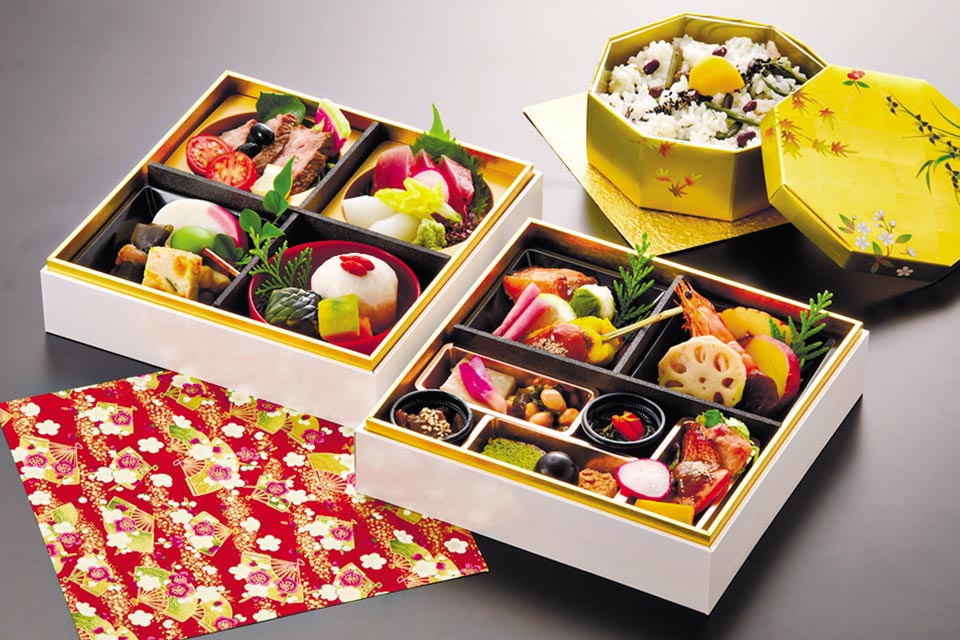 赤飯付きの「新春弁当」4212円。新年の集い・仕事始め・成人式、法事にも演出を変えて対応。新春弁当は店頭引き取りのみ