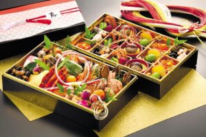 ボリュームと味わいの多彩さが魅力の3人用おせち「彩（いろどり）」2万4840円。定番の縁起物から洋風料理、甘味まで詰まった“ごちそう尽くし”です