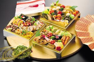 三段重5人前「七宝（しっぽう）」。七福太巻き寿司ありは店頭引き渡しのみで3万9960円。「作りたての太巻きを味わってほしい」と大みそかの引き渡し時間に合わせて調理されます。七福太巻き寿司なしは3万5640円で配送にも対応しています。詳しくはホームページで