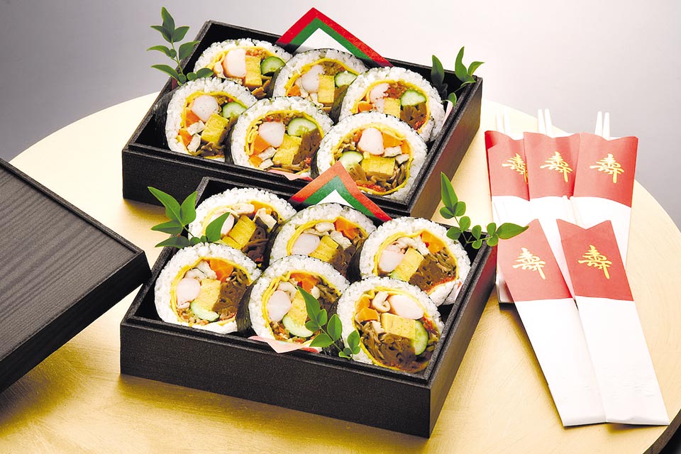 この「七福太巻き寿司」を目当てにおせちを注文する人もいるという人気の逸品。大みそかのごちそうとして味わう家庭も多いそうです
