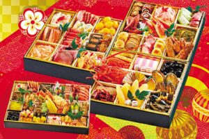 「三段重詰おせち料理」（27.5×27.5cm×3段）税込み3万3000円（右）、限定200食。「お正月特別料理」（44×30cm）税込み2万1000円、限定150食