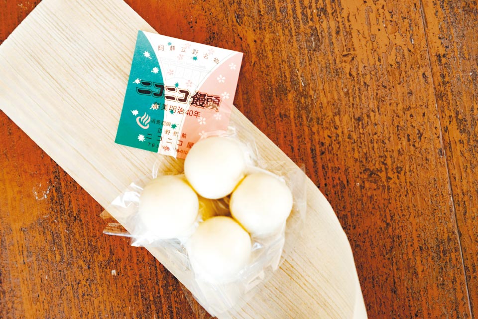 「ニコニコ饅頭」8個入り400円。もちもちの生地と手作りのあんがマッチして、あっという間に完食してしまう！ 