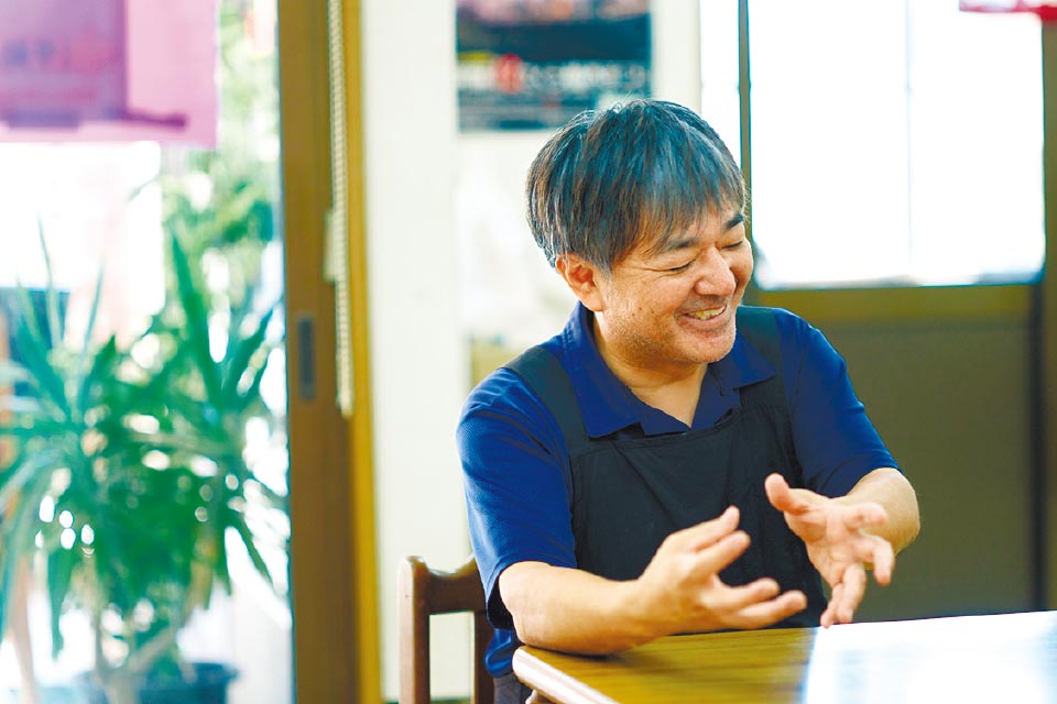 4代目店主・髙瀬大輔さん。「駅とまんじゅうがセットで記憶に残ってくれたらうれしい」