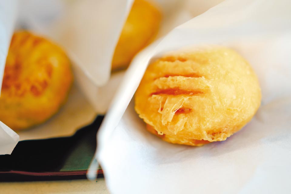 「揚げまんじゅう」140円は、注文を受けてから衣を付けて揚げてくれます。サクサクの食感はやみつきになり、地元の高校生にも人気
